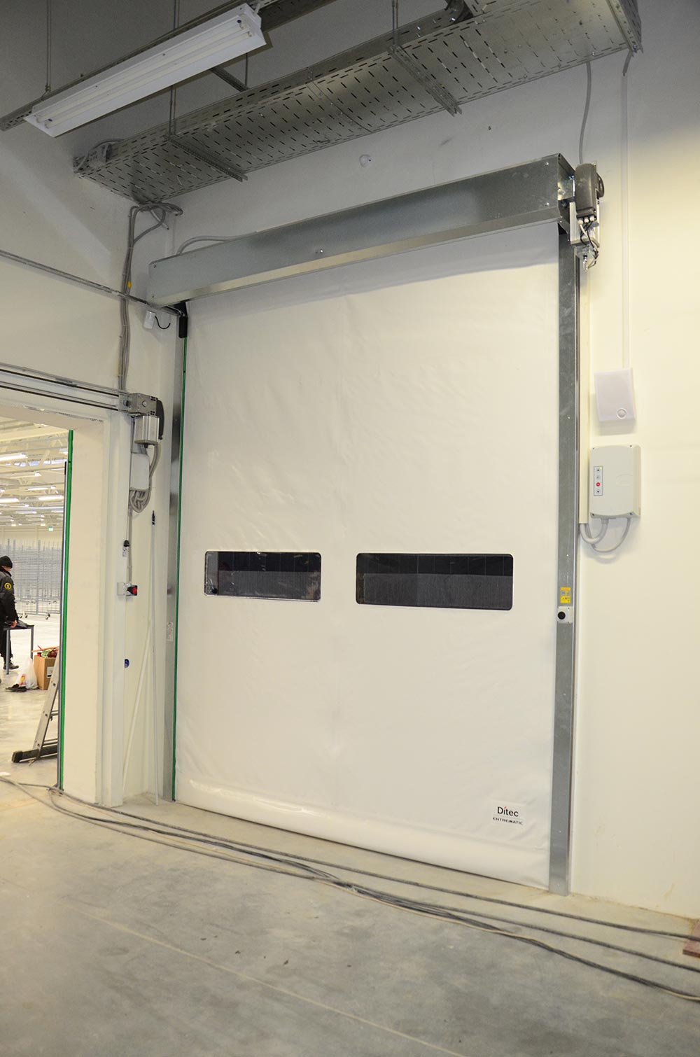 Скоростные ворота DITEC SMART RESET из ПВХ полотна, с двумя прозрачными вставками